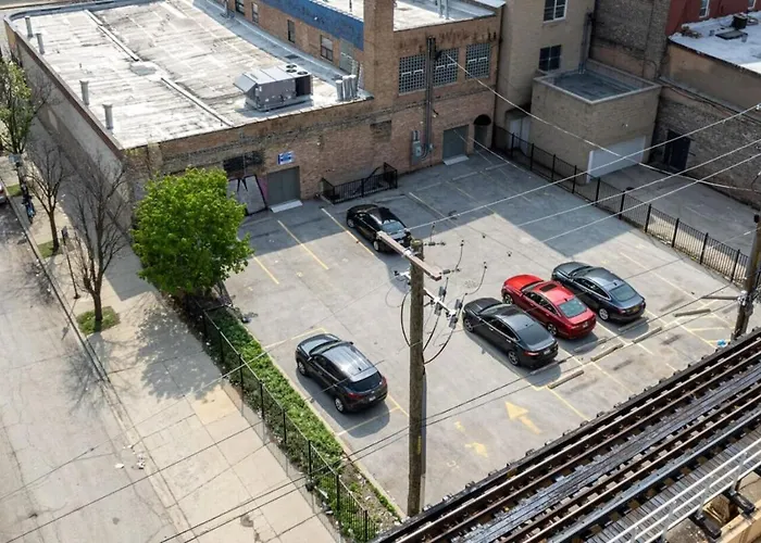 Mccormick Place 3br/2ba/optional Parking *