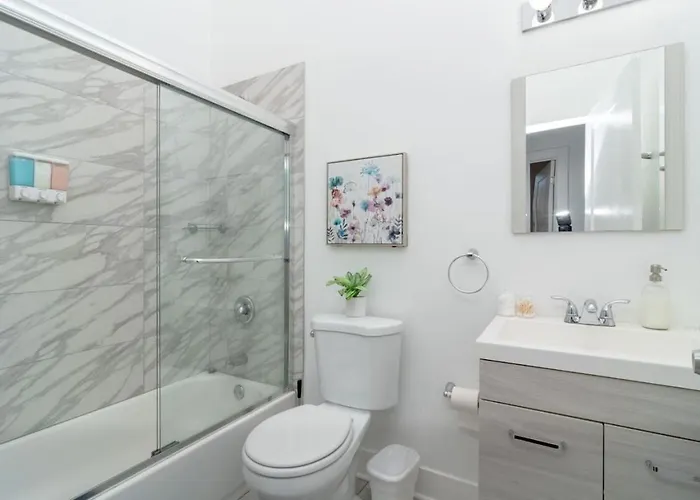 Mccormick Place 3br/2ba/optional Parking Apartment *